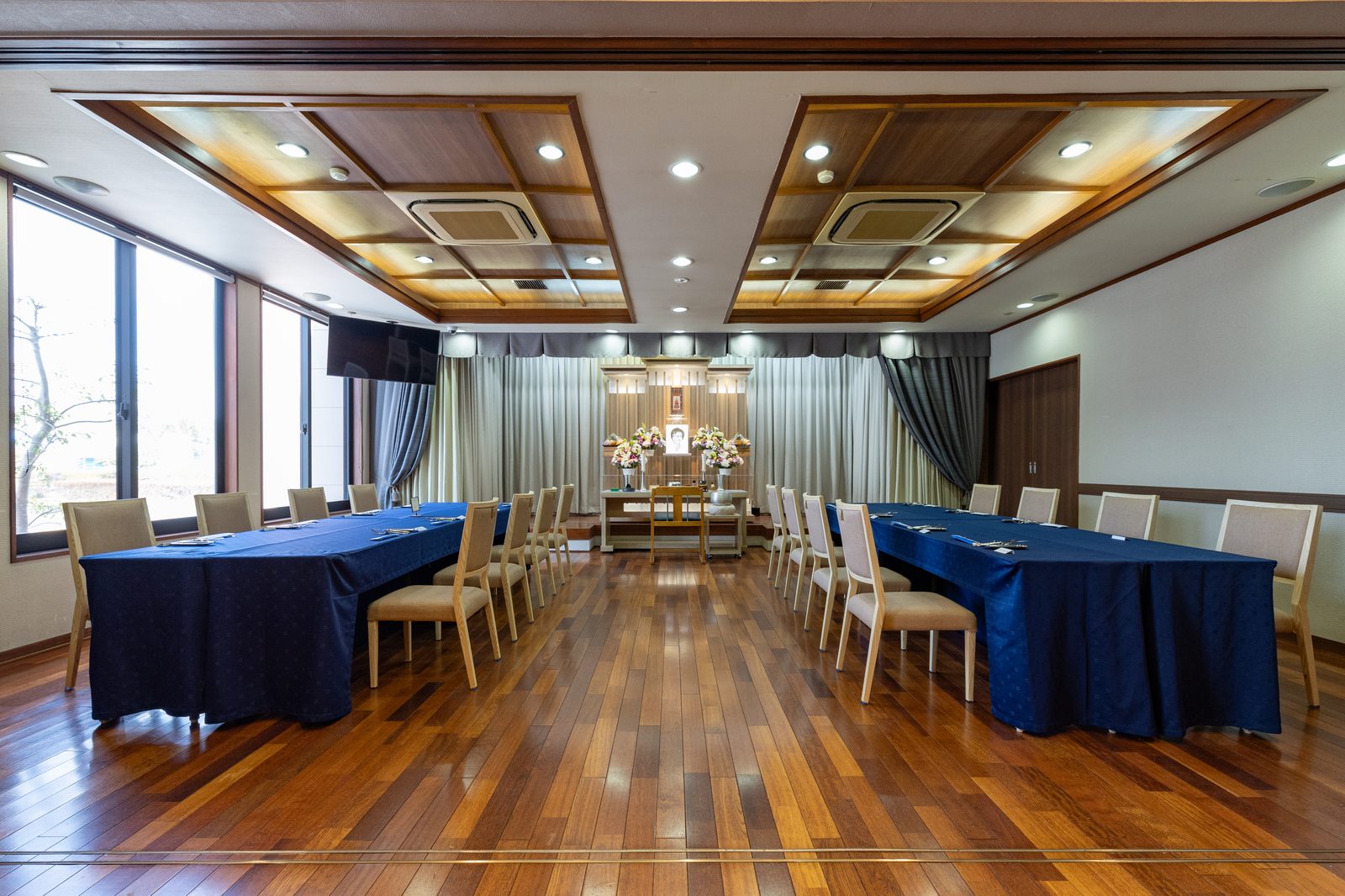 メモリードホール唐津 別館(法事会館)の法要会場。祭壇と会食席