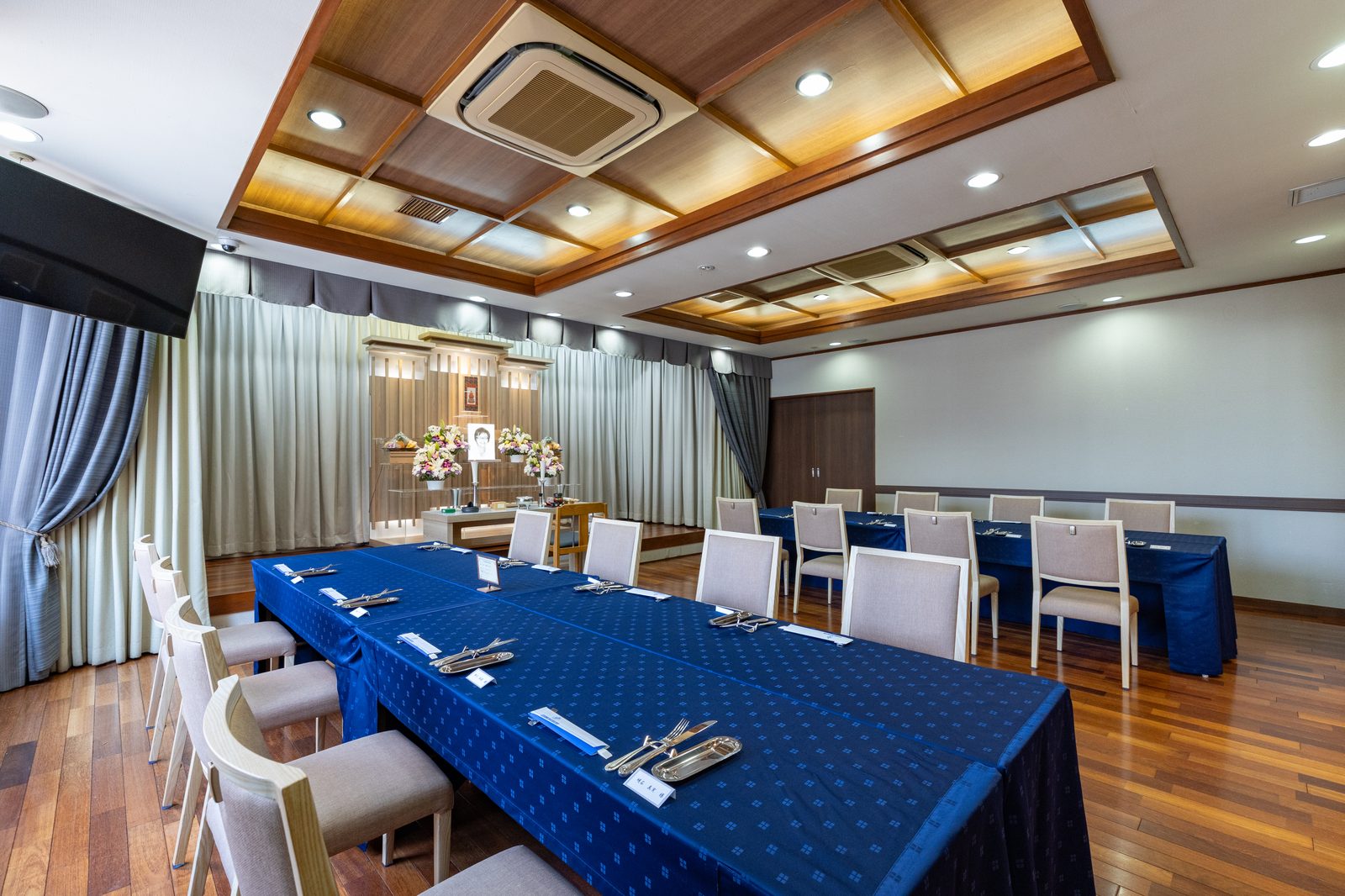 メモリードホール唐津 別館(法事会館)の会場。窓側から見た会食席